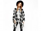 Poncho sfrangiato a quadri black&white