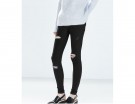 Pantaloni stretch total black con strappi