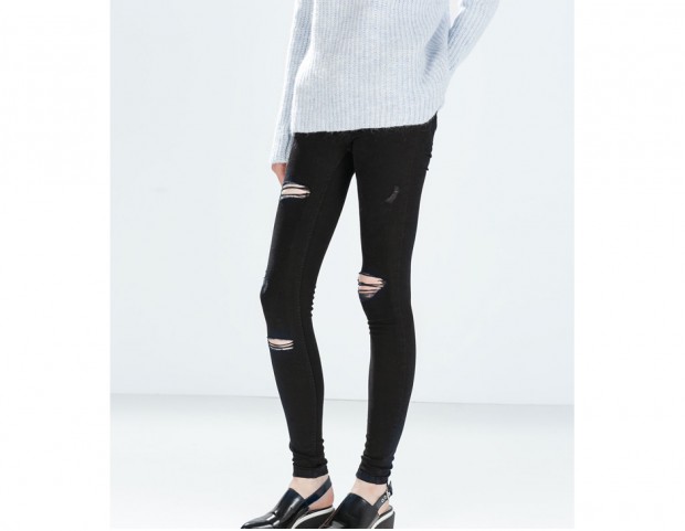 Pantaloni stretch total black con strappi
