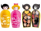 Delle trousse con bamboline di diverse culture