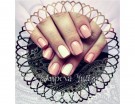 Manicure miele con accent bianca