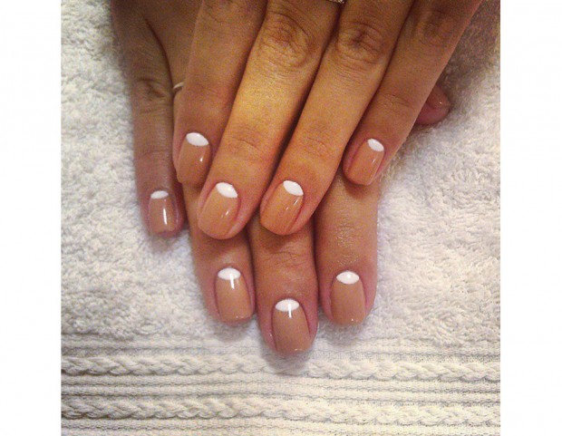 Reverse manicure con smalti nude e bianco