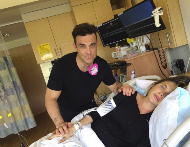 Robbie Williams di nuovo papà posta le foto di tutti i momenti del travaglio sui social network: che ne pensate?
