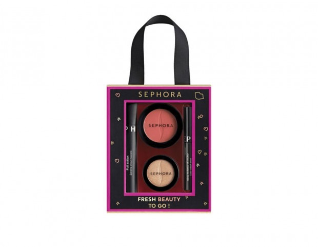Un cofanetto che contiene una selezione di prodotti make-up per un look fresco e naturale