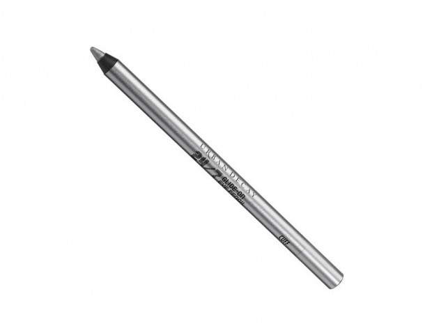 Disegna la tua linea di eyeliner con una matita