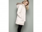In total white con cappuccio in eco pelliccia