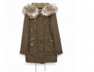 Dalla linea classica in army green e collo in eco pelliccia