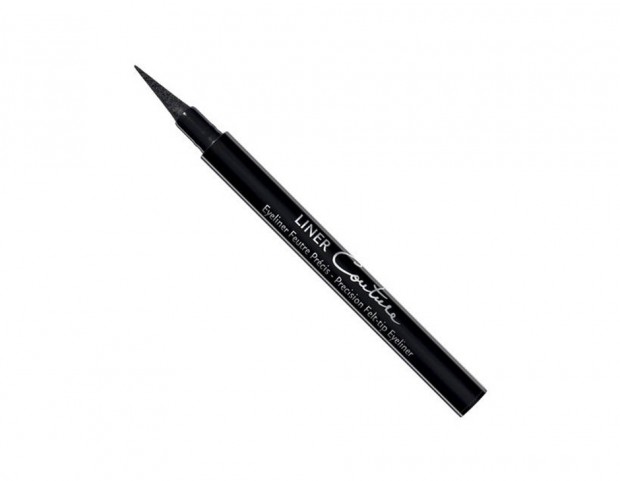 Realizza una sottile linea di eyeliner