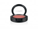 Un blush velutato dal finish matte, secondo le tendenze del periodo