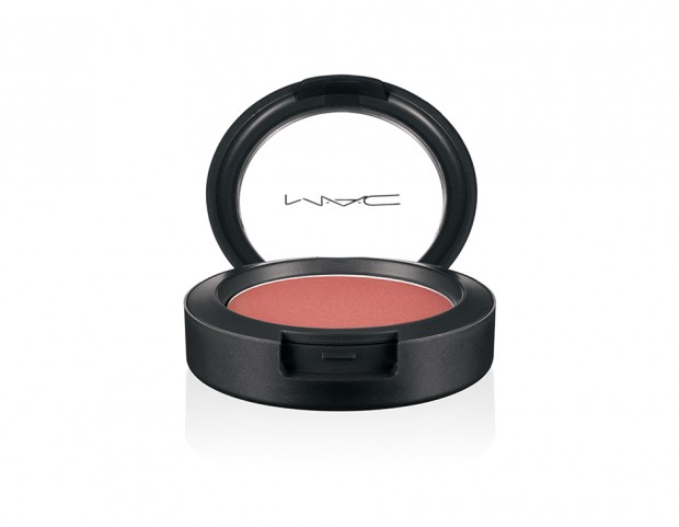 Un blush velutato dal finish matte, secondo le tendenze del periodo