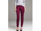 Dal taglio classico, color cherry
