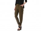 Modello cargo in color army green con tasche