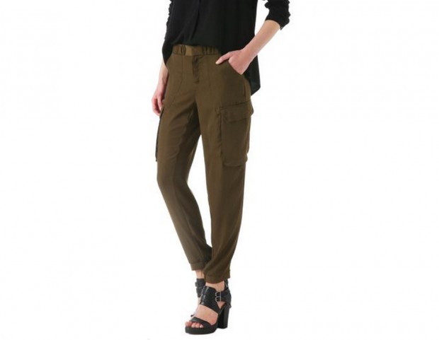 Modello cargo in color army green con tasche