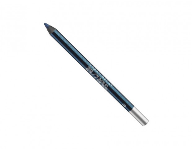 Sfuma una matita blu avio glitter sul contorno occhi