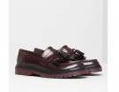 Con suola in para, in pelle color burgundy, con nappe e frange
