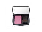 Sfuma un blush rosa freddo sulle gote