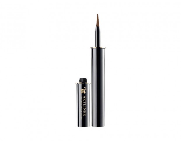 Scurisci la radice delle ciglia superiori con un eyeliner marrone e realizza una codina finale