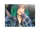Look spettinato e tinta verde elettrico