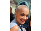 Coda azzurra e base ossigenata per Rita Ora