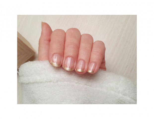 French manicure con lo smalto oro