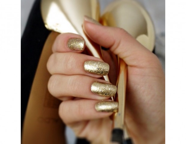 Manicure preziosa con lo smalto oro