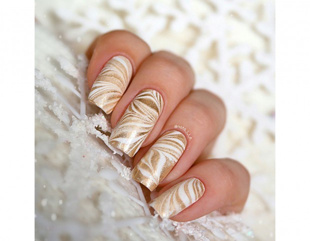 L’oro si sposa con il bianco per la marble manicure