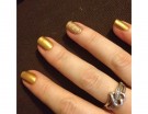 Accent manicure dorata con glitter