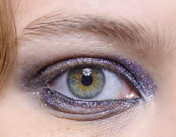 Trucco occhi con glitter viola
