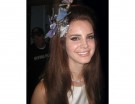 Farfalle e brillanti per la chioma di Lana Del Rey