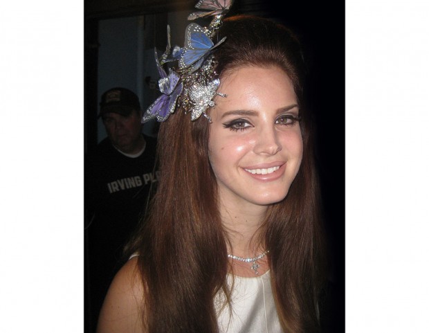 Farfalle e brillanti per la chioma di Lana Del Rey