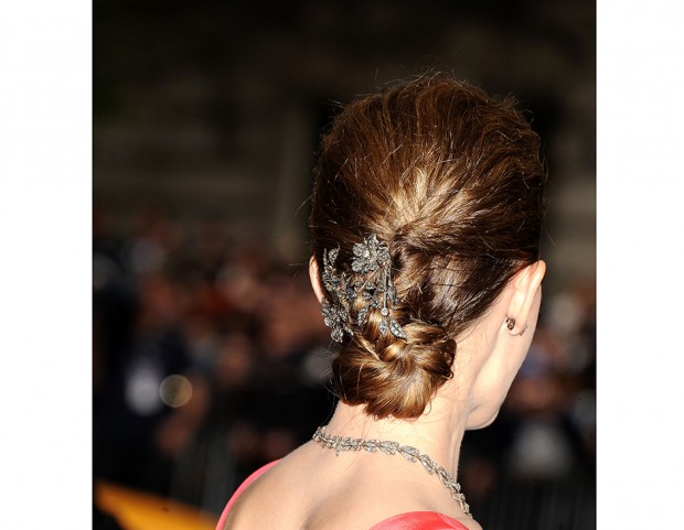 Allison Williams arricchisce lo chignon con un accessorio argentato