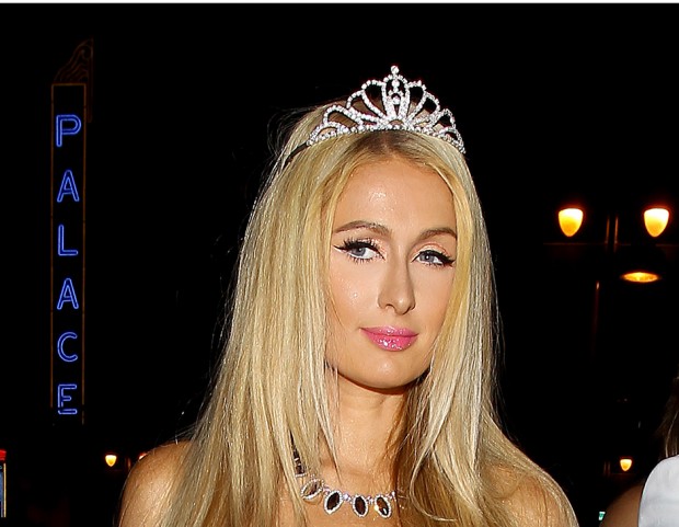 Eccentrica Paris Hilton con la coroncina di brillanti