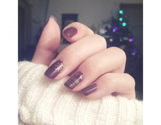 Nail stamping dorato su base color cioccolato