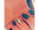 Decorazione verde su smalto oro per la accent manicure