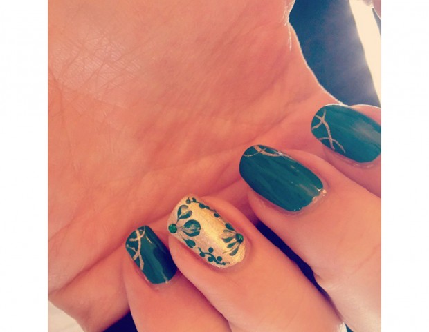 Decorazione verde su smalto oro per la accent manicure