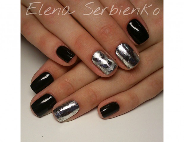 Accent nail argentata e smalto nero