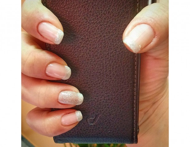 Manicure delicata con smalto argentato