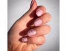 Delicata manicure con smalto rosa e argento