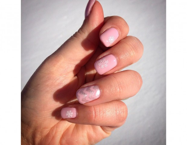 Delicata manicure con smalto rosa e argento
