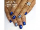Manicure blu con accent argento