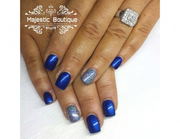 Manicure blu con accent argento