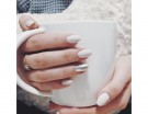 Un tocco di luce argentata per l’accent manicure
