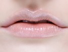 Labbra nude con lipgloss