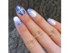 Bianco e blu per la manicure