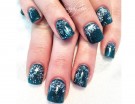 Glitter iridescenti su base verde smeraldo