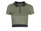 T-shirt cropped modello tennis