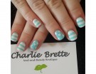 Deliziosa la manicure sui toni dell’azzurro e del bianco