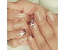 Manicure luminosa con cuoricini