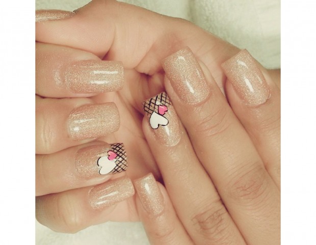 Manicure luminosa con cuoricini