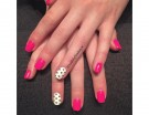 Accent manicure con i cuoricini